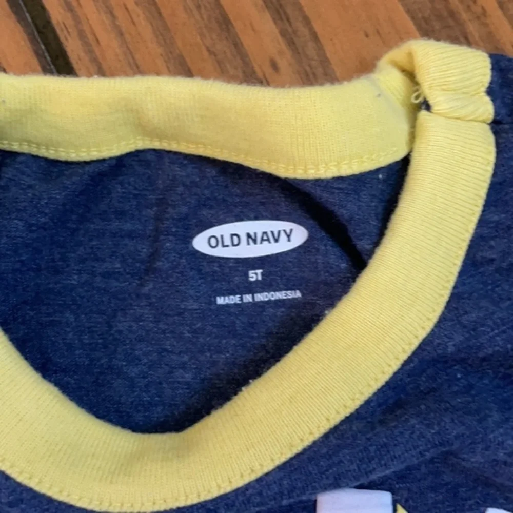 Old Navy Graphic Ts size 5T‎